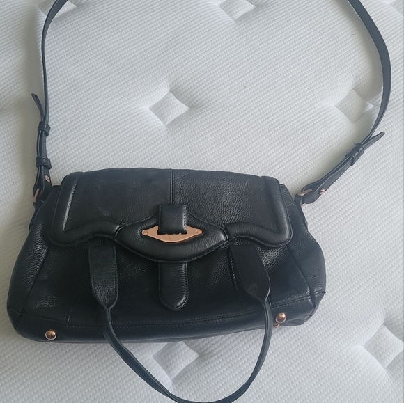 Danier leather handbag/crossbody - Picture 6 of 6